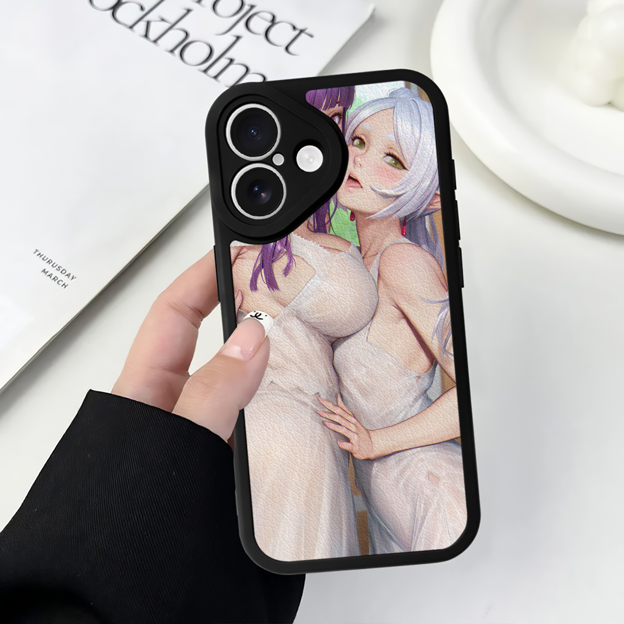 （画像用） 葬送のフリーレン Frieren 【iPhone 16シリーズ対応】シリコンスマホケース（レザー調） 材質：シリコン